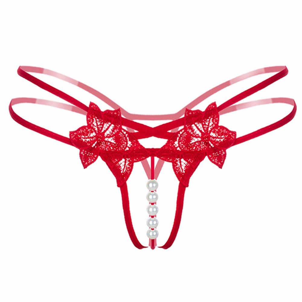 Grands seins dans des tongs sur la plage