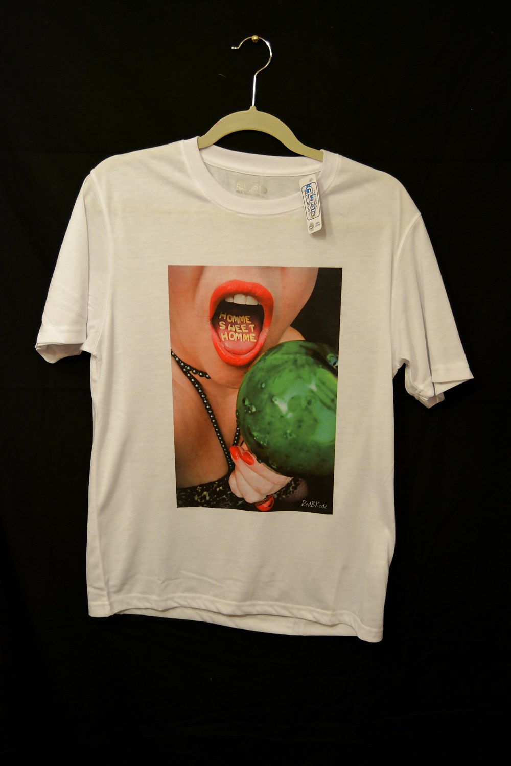 Fille en T-shirt sans soutien-gorge