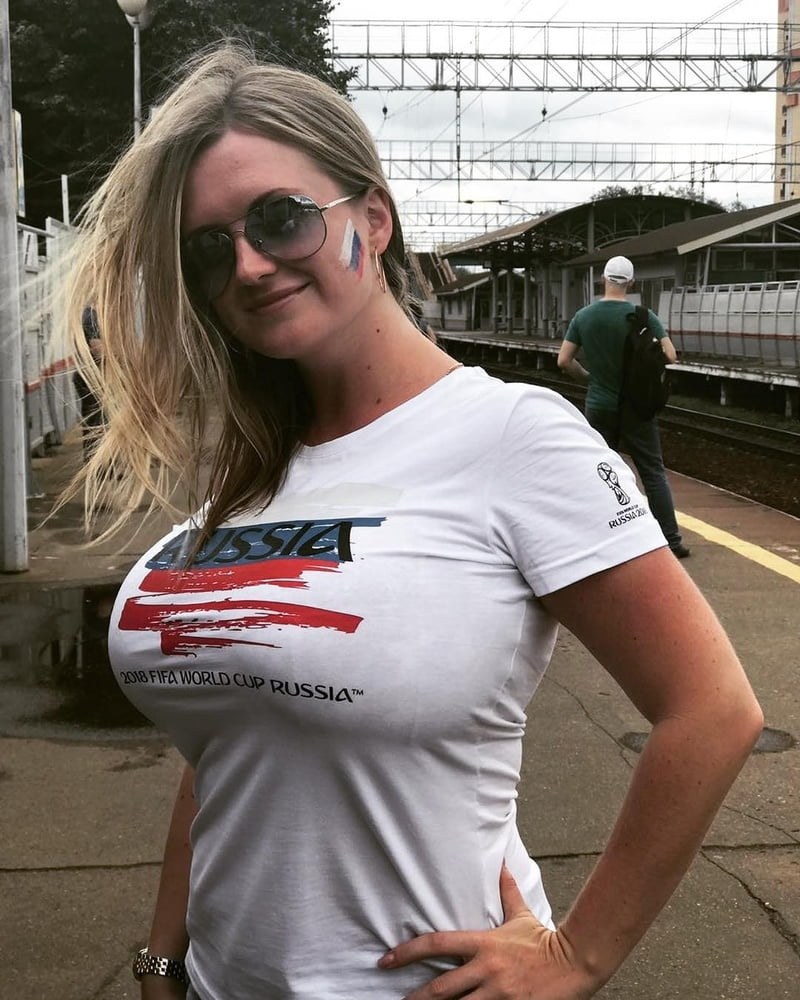 Mature en t-shirt sans culotte