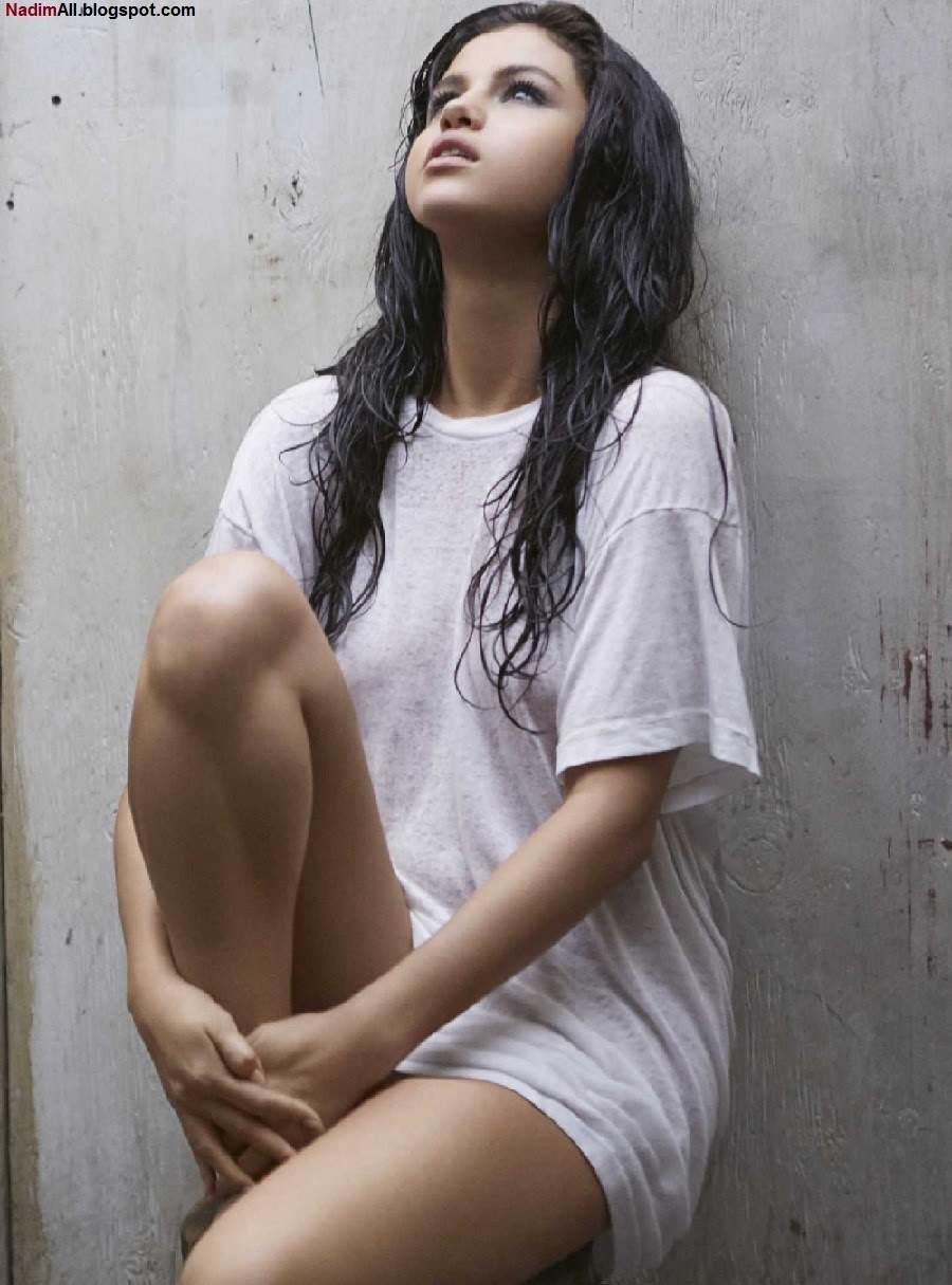 Fille dans une mince t-shirt