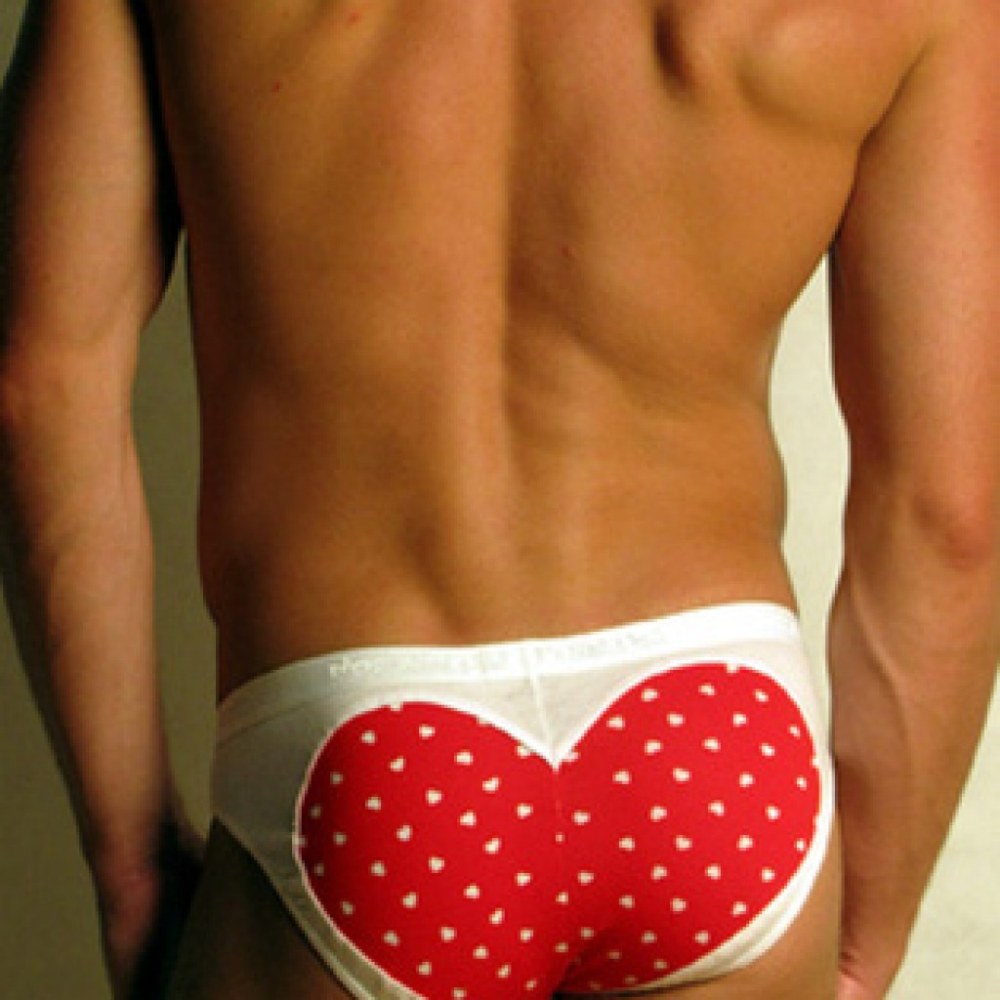 Un homme dansant en short