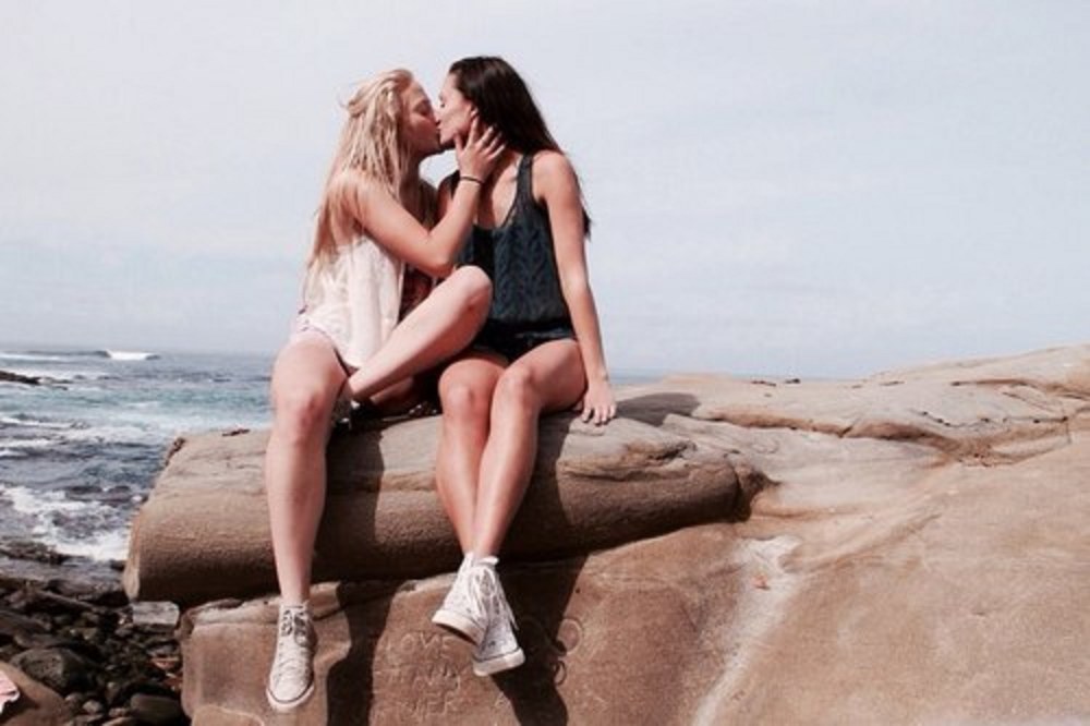 Les filles en maillot de bain s'embrassent