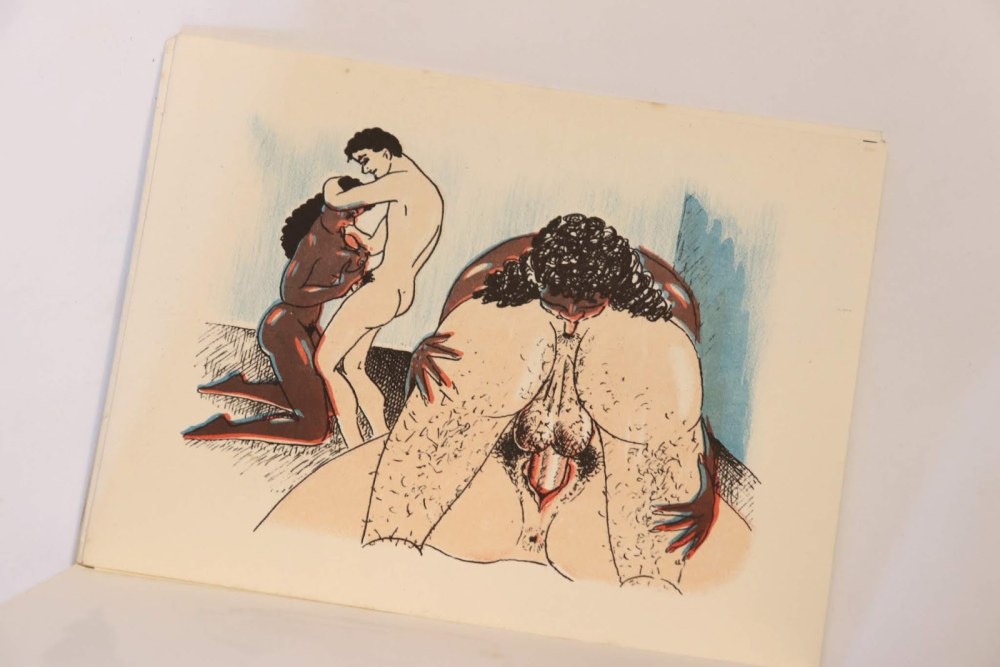 Nudiste avec des jambes écartées