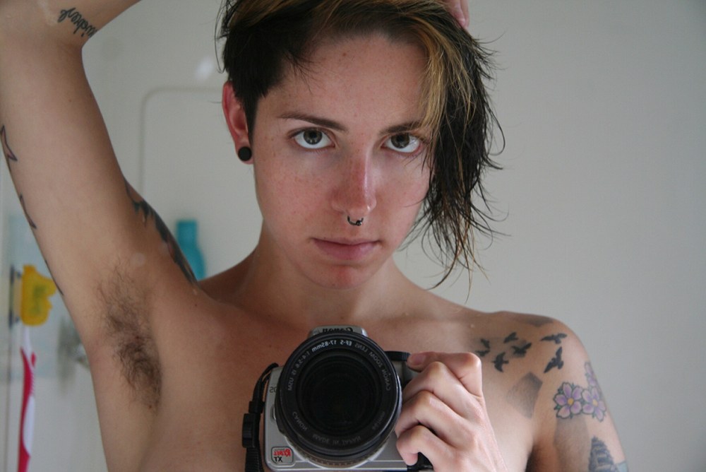 Jeune selfie poilu
