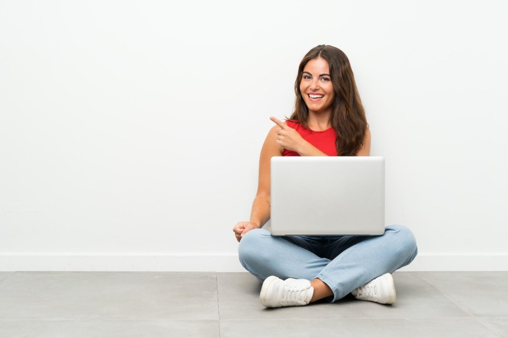 La fille est assise avec un ordinateur portable