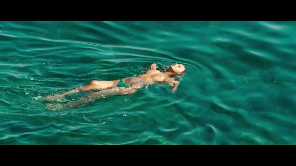Mina Farid en maillot de bain