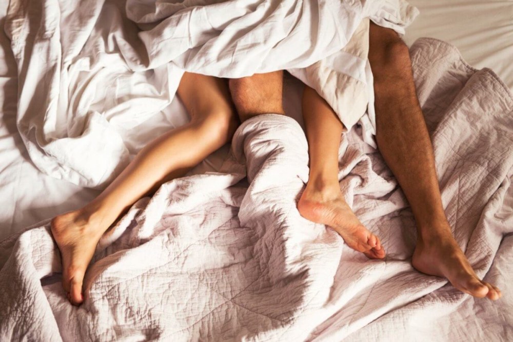 La ballerine attache les jambes