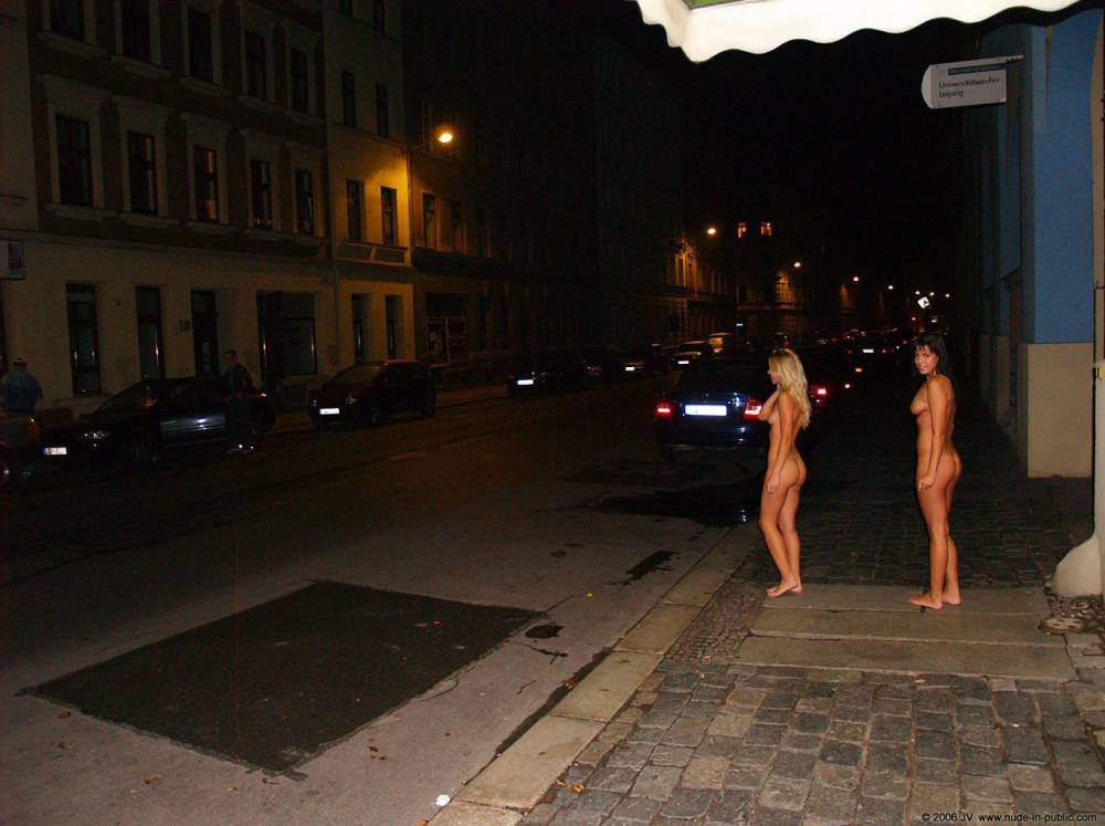 Exhibition nue CMNF