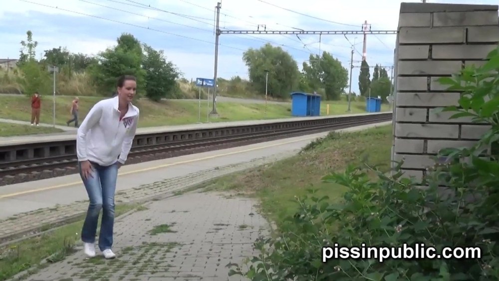 La fille fait chier en public