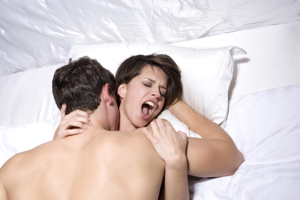 Homme et femme au lit