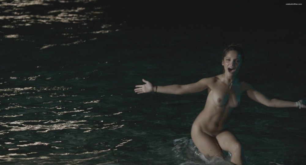 Énormes seins sous l'eau