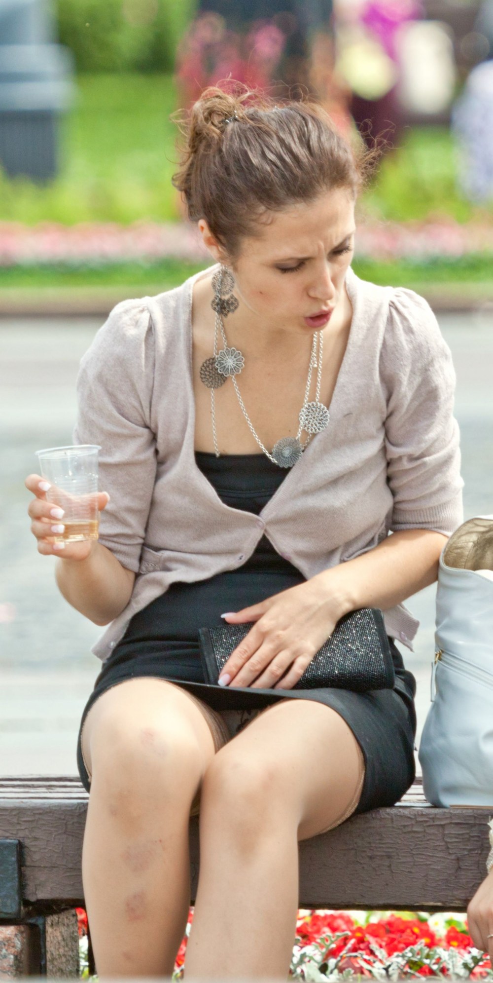 Culotte sous la jupe des suters