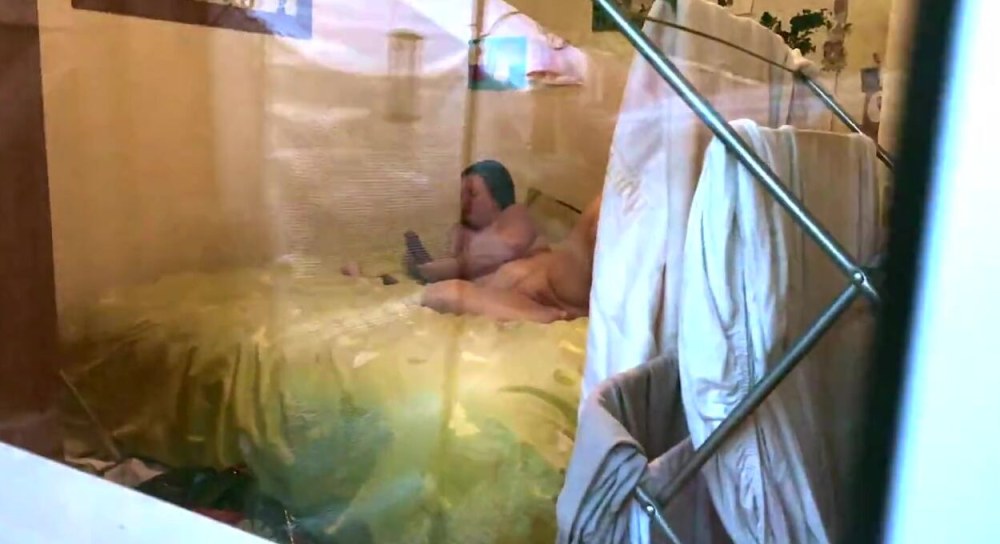 Peeping dans la salle d'ajustement