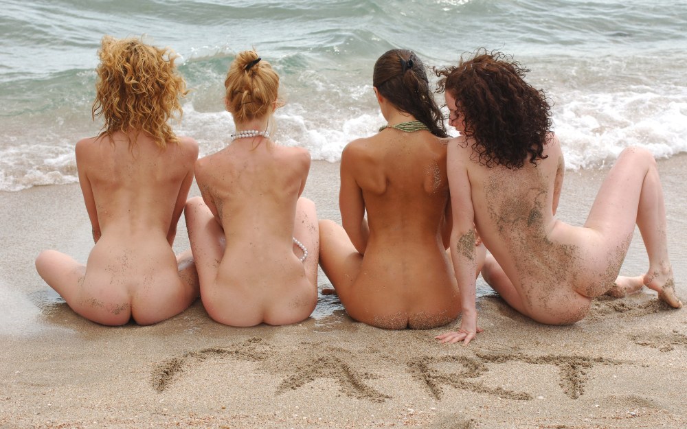 Belles filles sur une plage nudiste