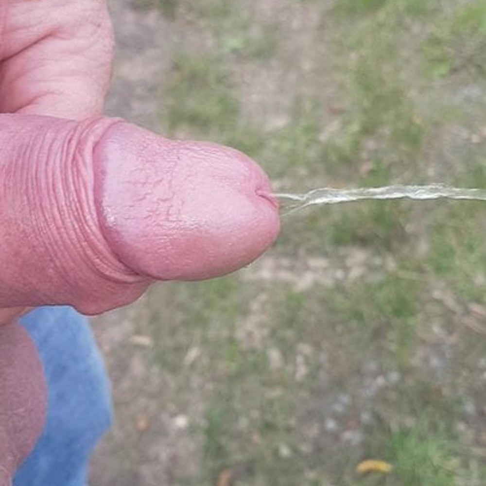Pissing féminine dans la nature