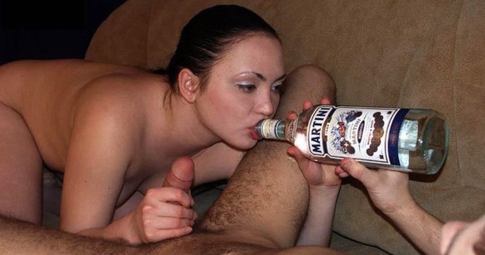 Cum dans une femme dans un gangbang