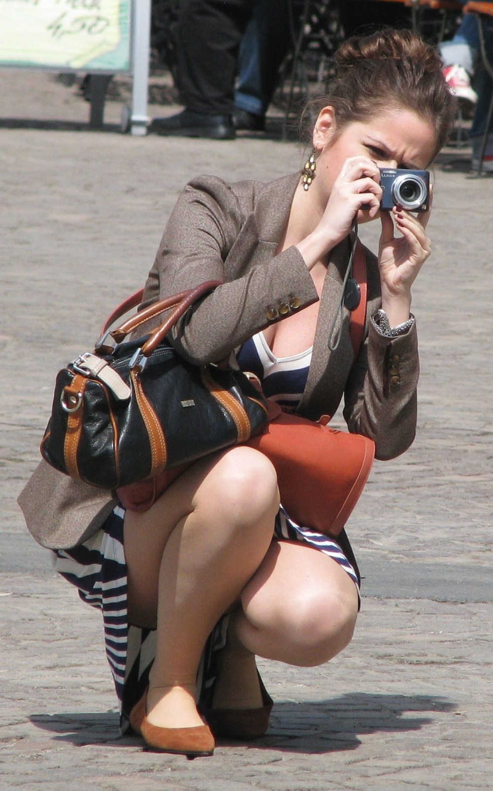 Mature en collants squat
