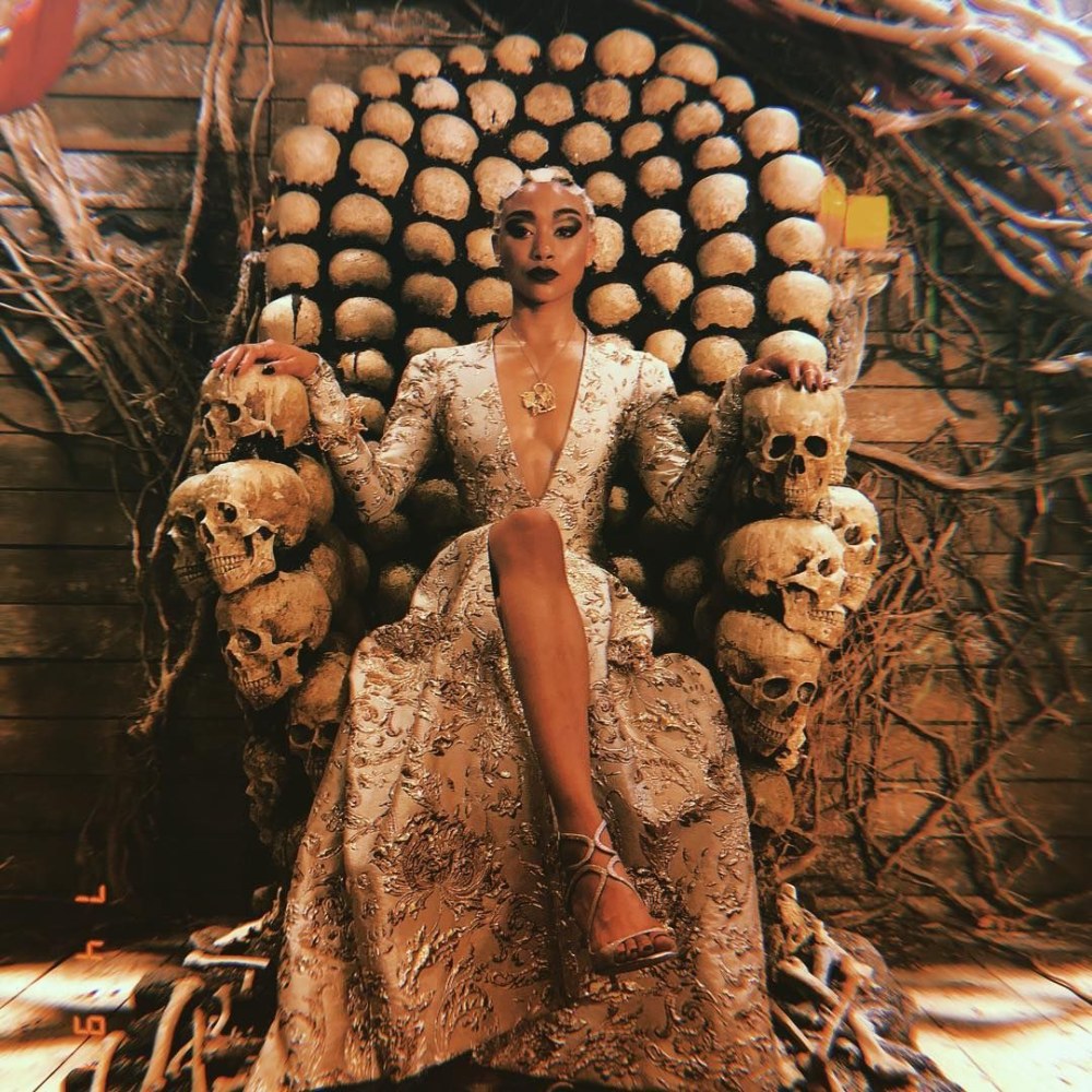 Sabrina Spellman dans une robe