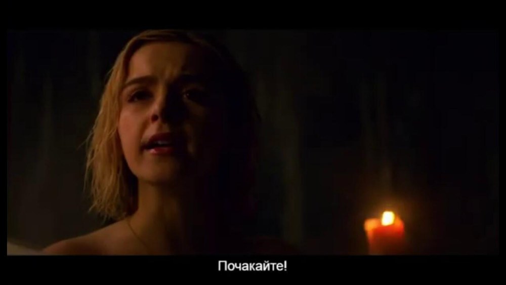 Sabrina Spellman dans une robe rouge art