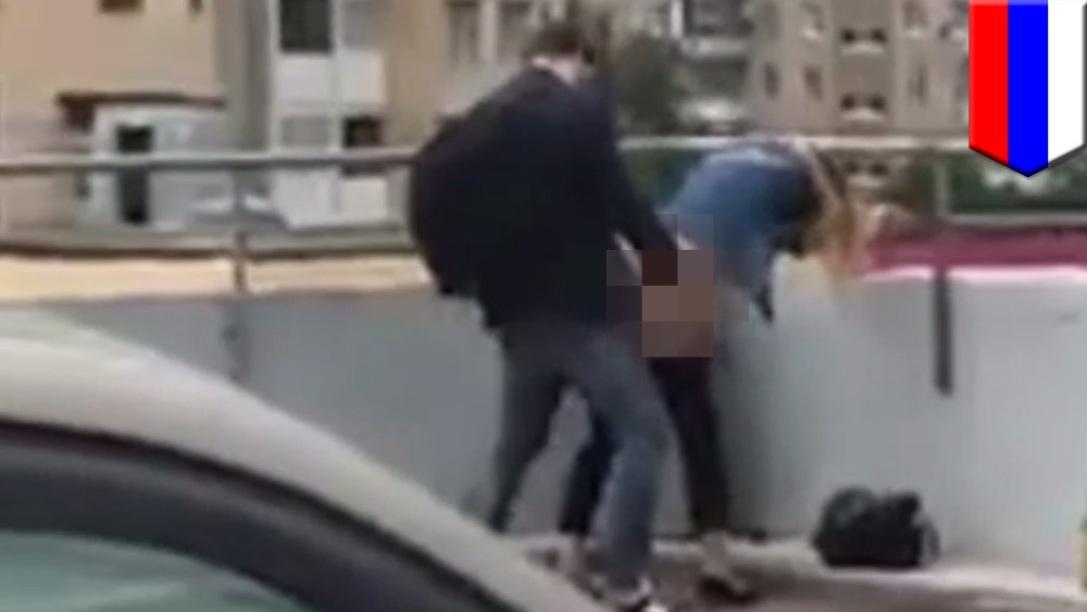 La masturbation de la fille est appropriée