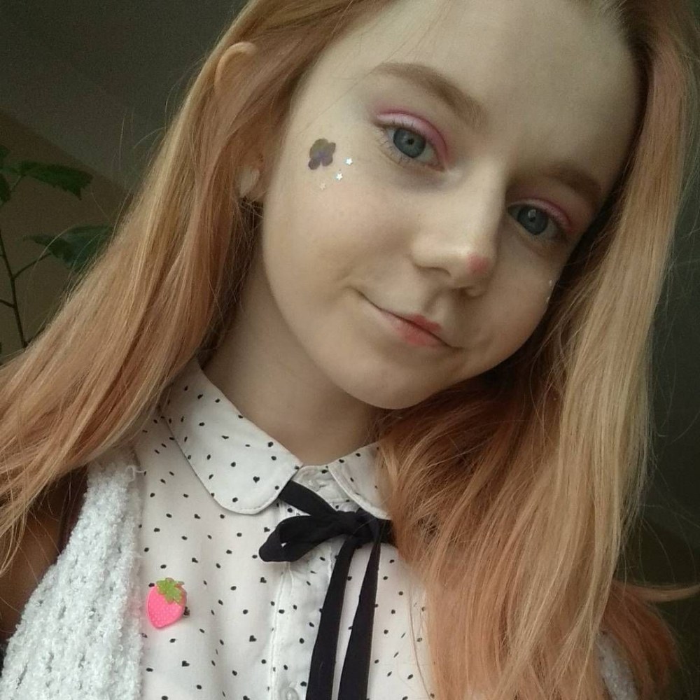 Fille avec une queue en T-shirt