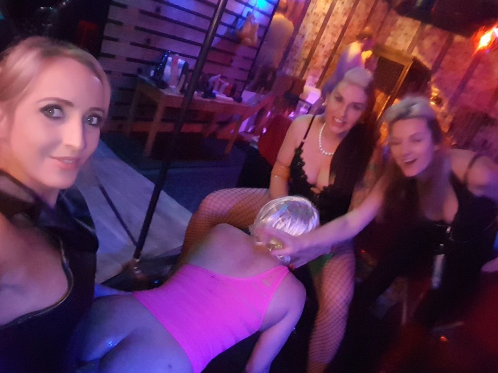 Pissing féminine dans la nature