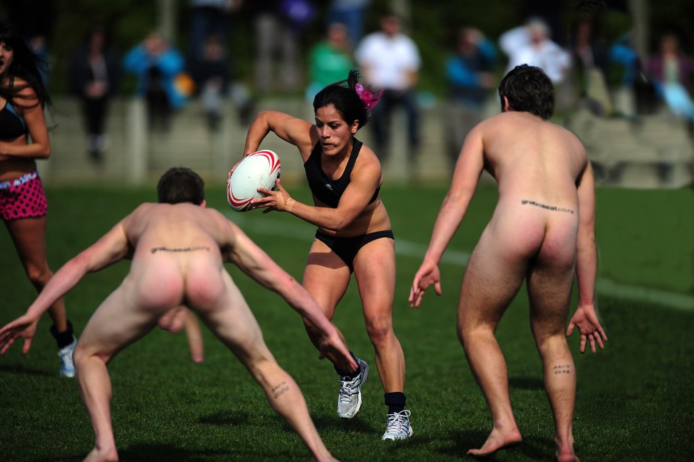 Les joueurs de football de rugby sont nus