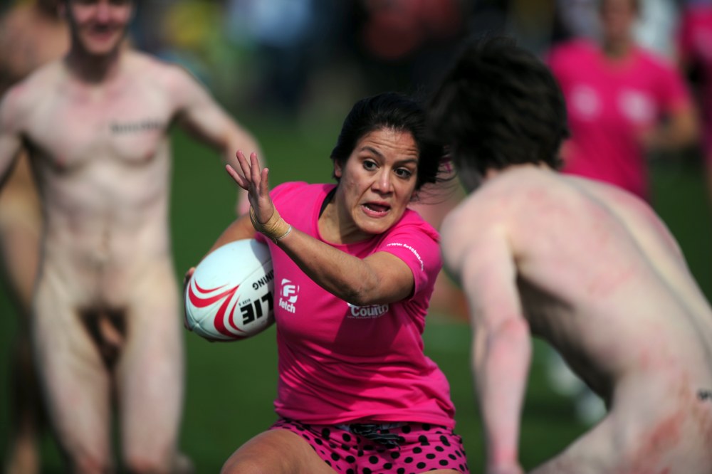 Joueurs de football nus sous un short