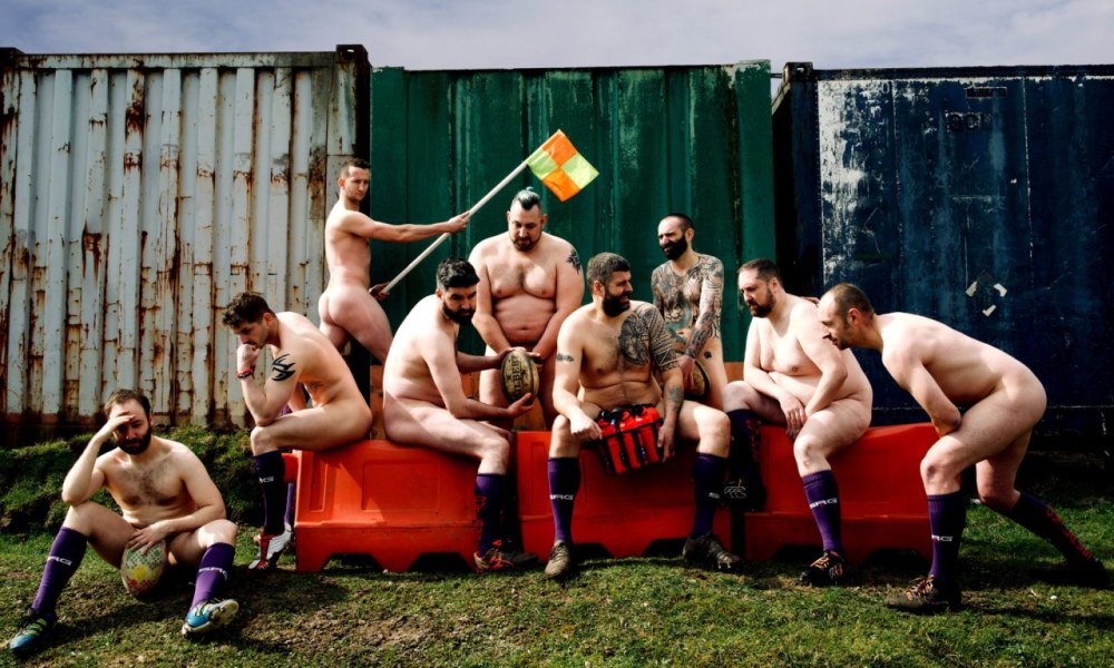 Rugby fille nue avec des hommes