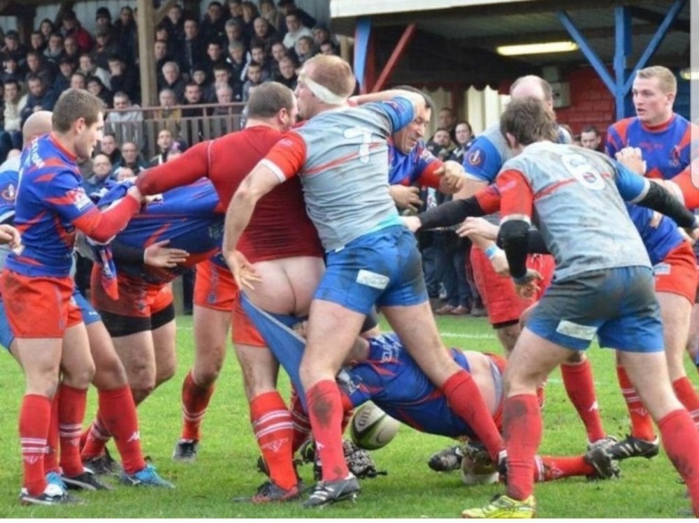 Rugbites nus dans les vestiaires