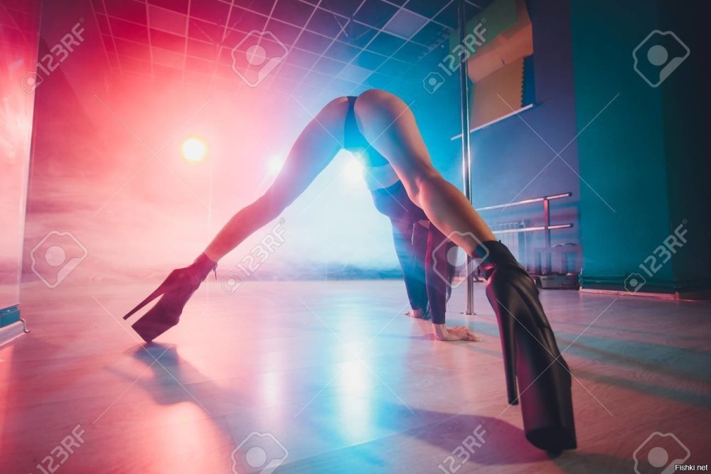 Ursula Korbero danse une maison en papier