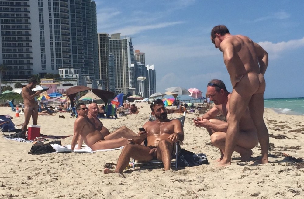 Les filles nues baisent sur la plage
