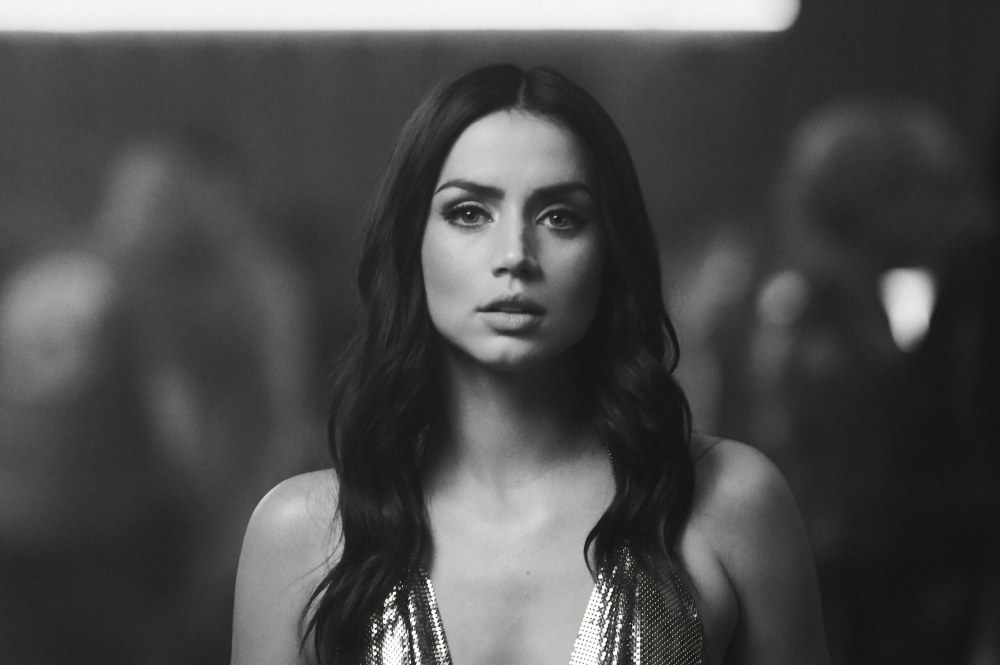 Ana de Armas coulant le long de L