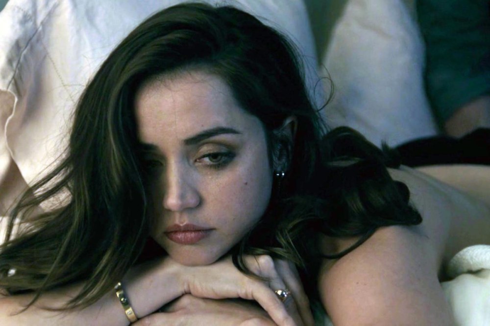 Ana de Armas dans le film qui est là