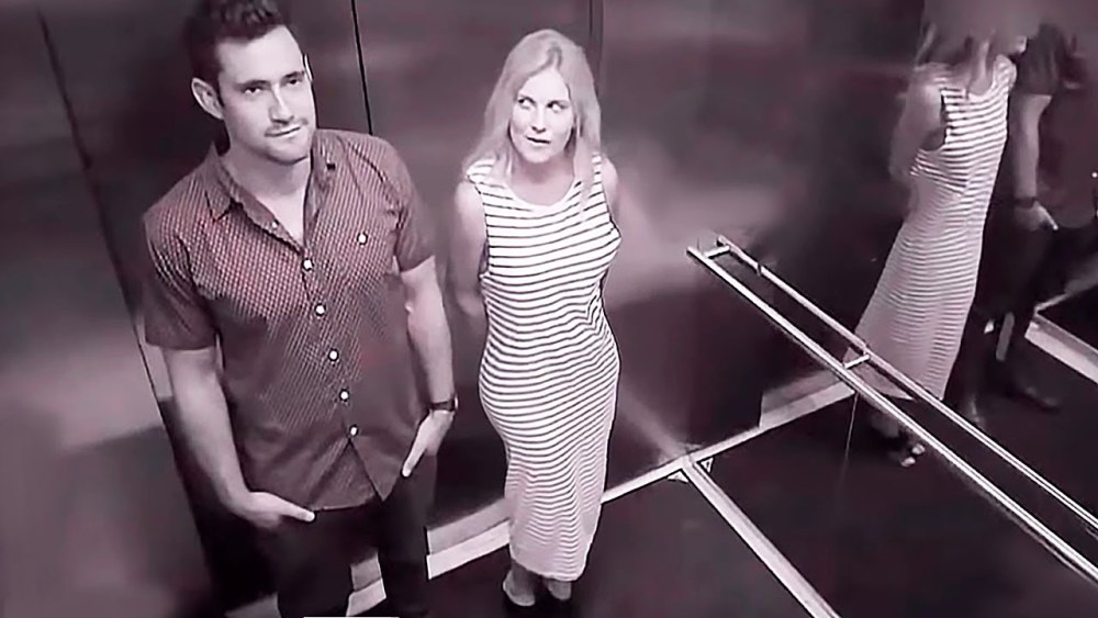 Filles dans les vestiaires