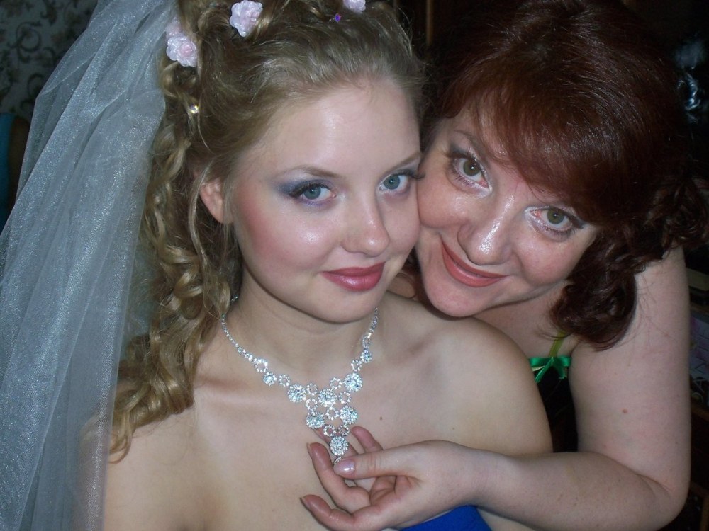 Mère nue et fille de la pornographie