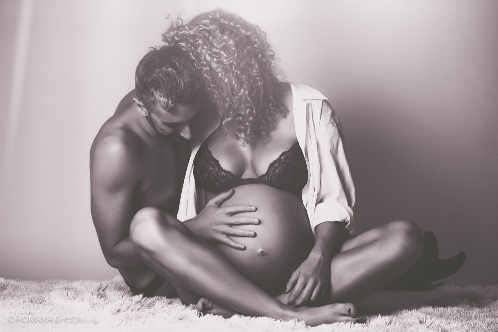 Photo élégante de femmes enceintes avec son mari