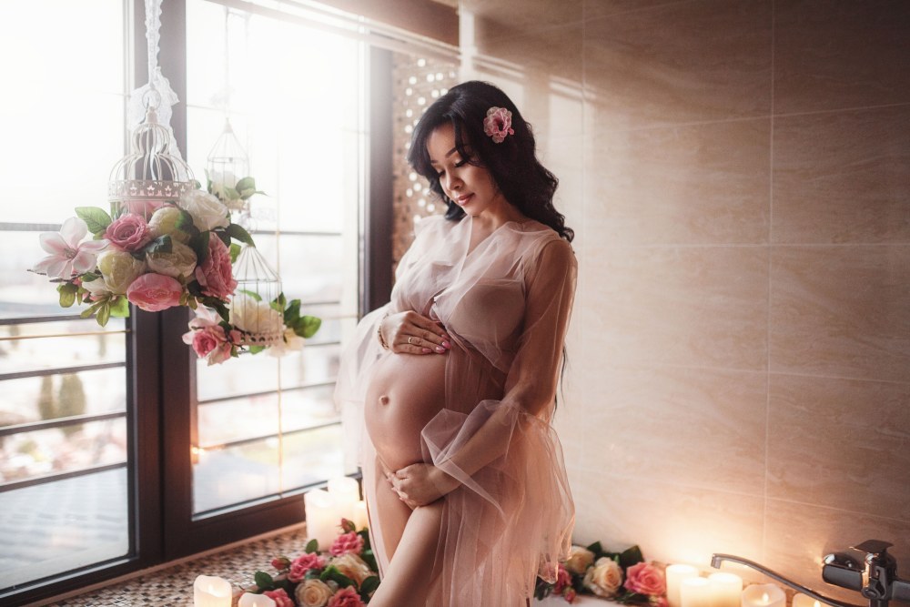 Séance photo enceinte dans la salle de bain