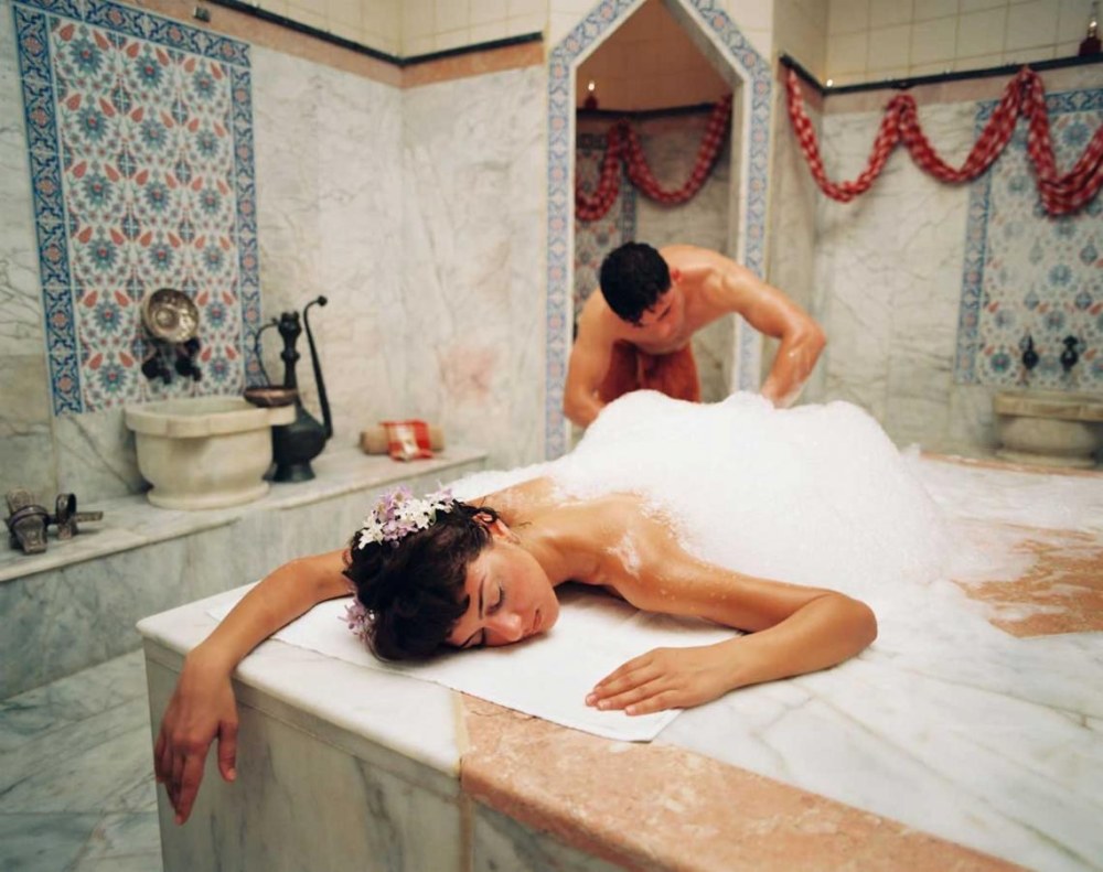 Massage mousseux dans la salle de bain