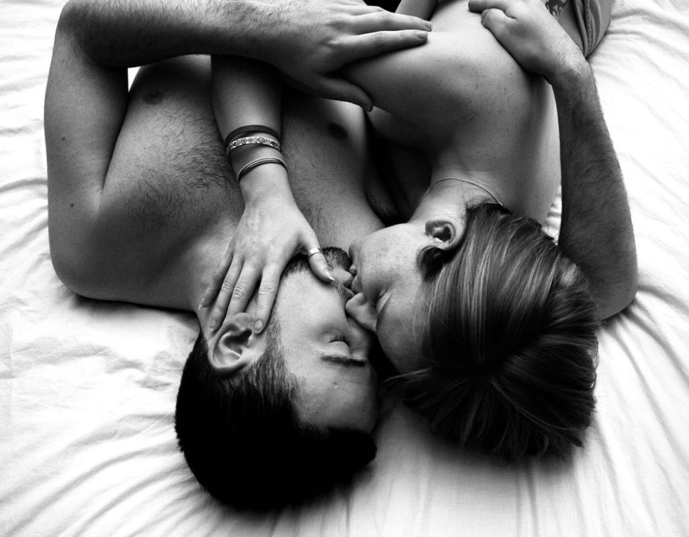 Les hommes s'embrassent