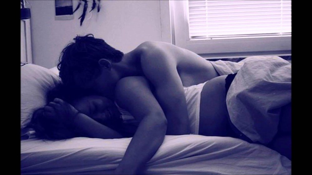 Mec et fille au lit