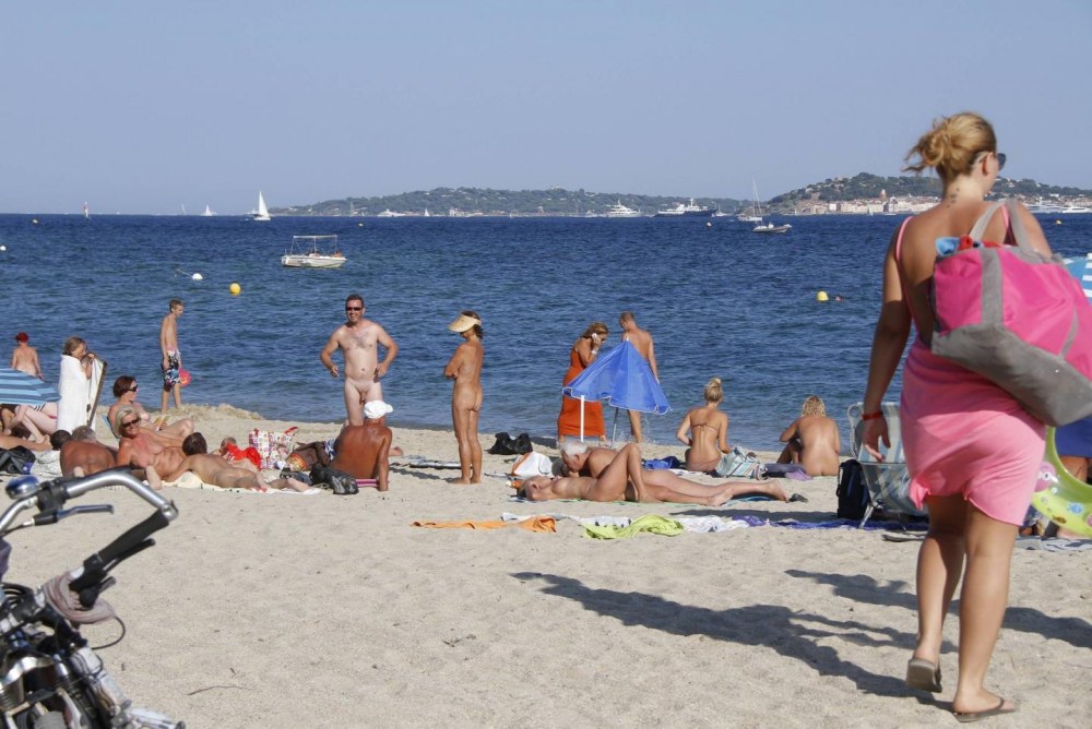 Femmes nues vieillies sur la plage