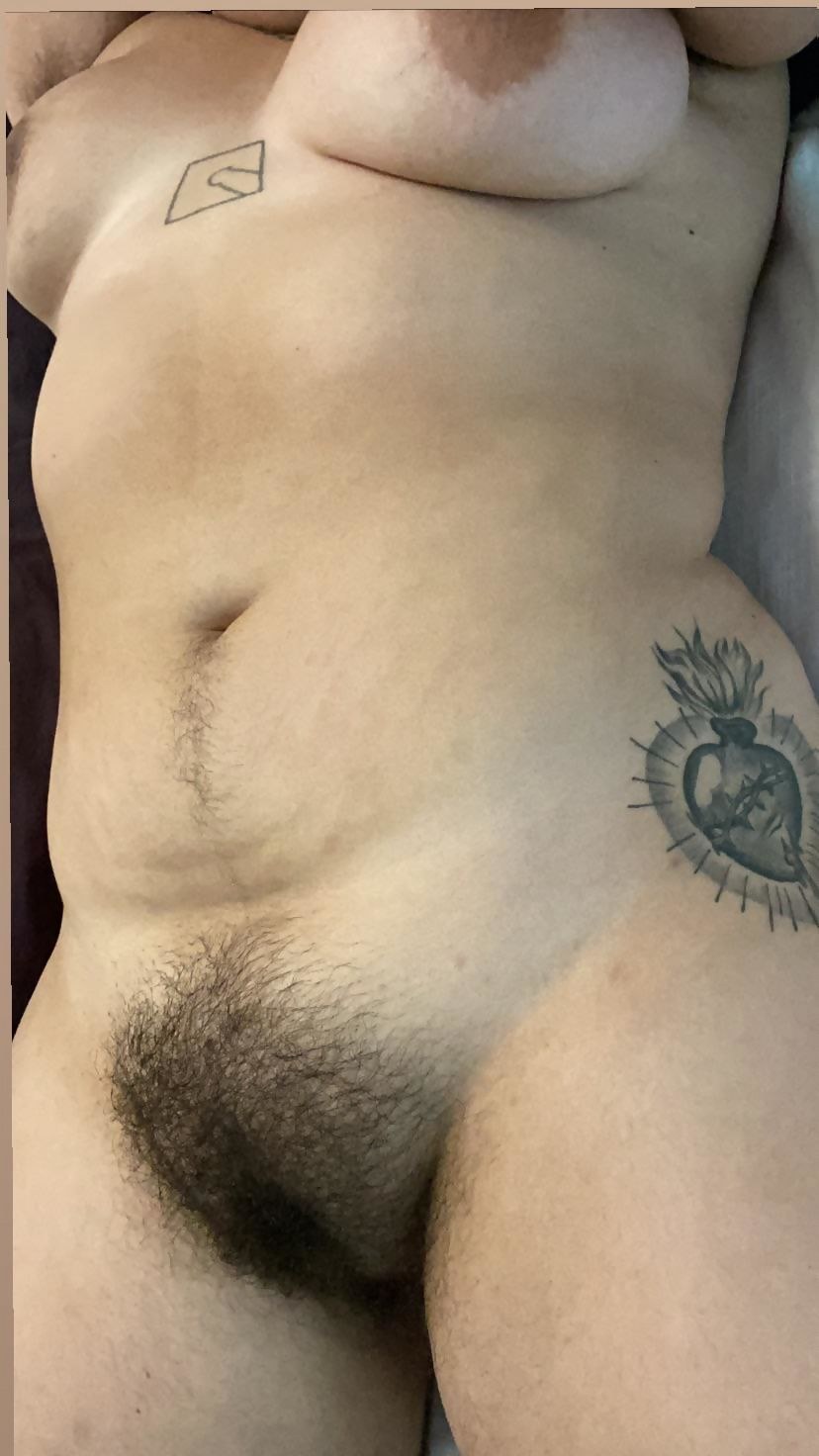 Sperme dans un vagin poilu mature