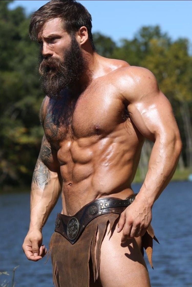 Un gars barbu pompé