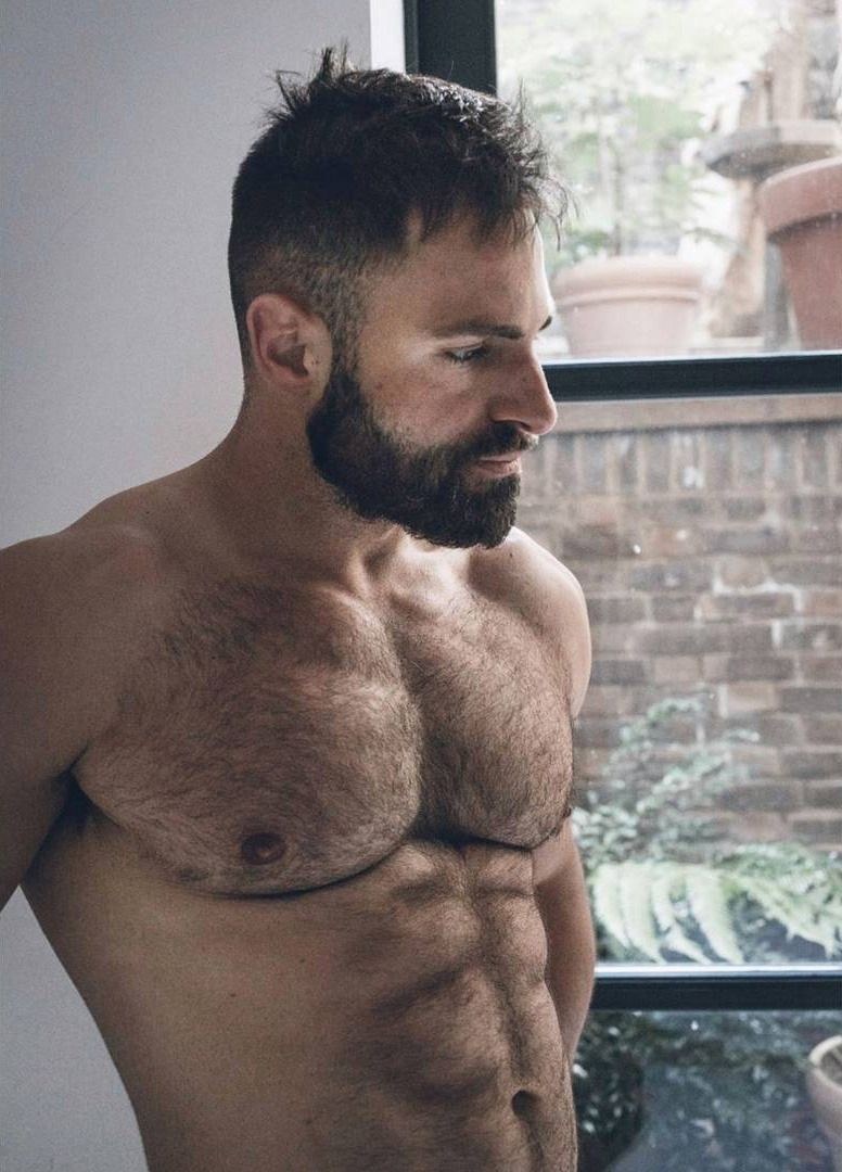 Hommes chauds avec une barbe