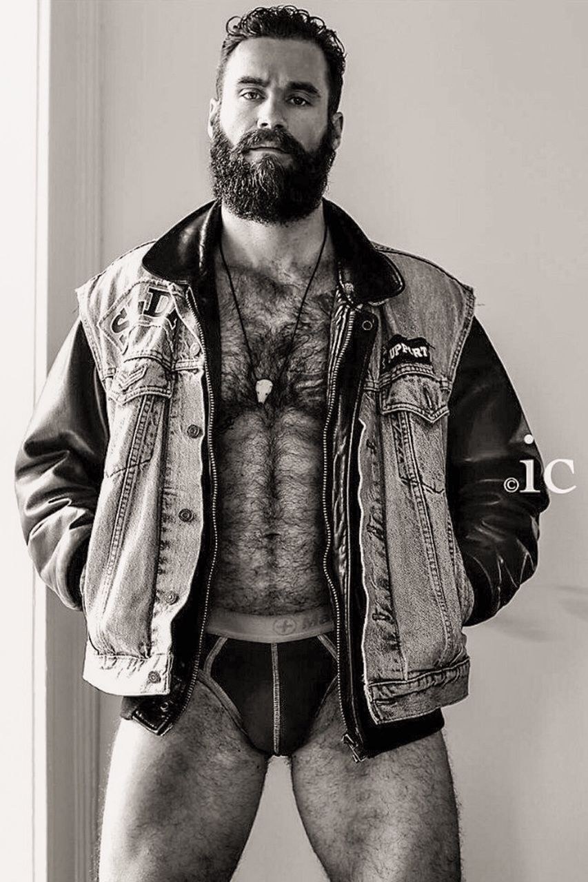Un homme avec une barbe et un short