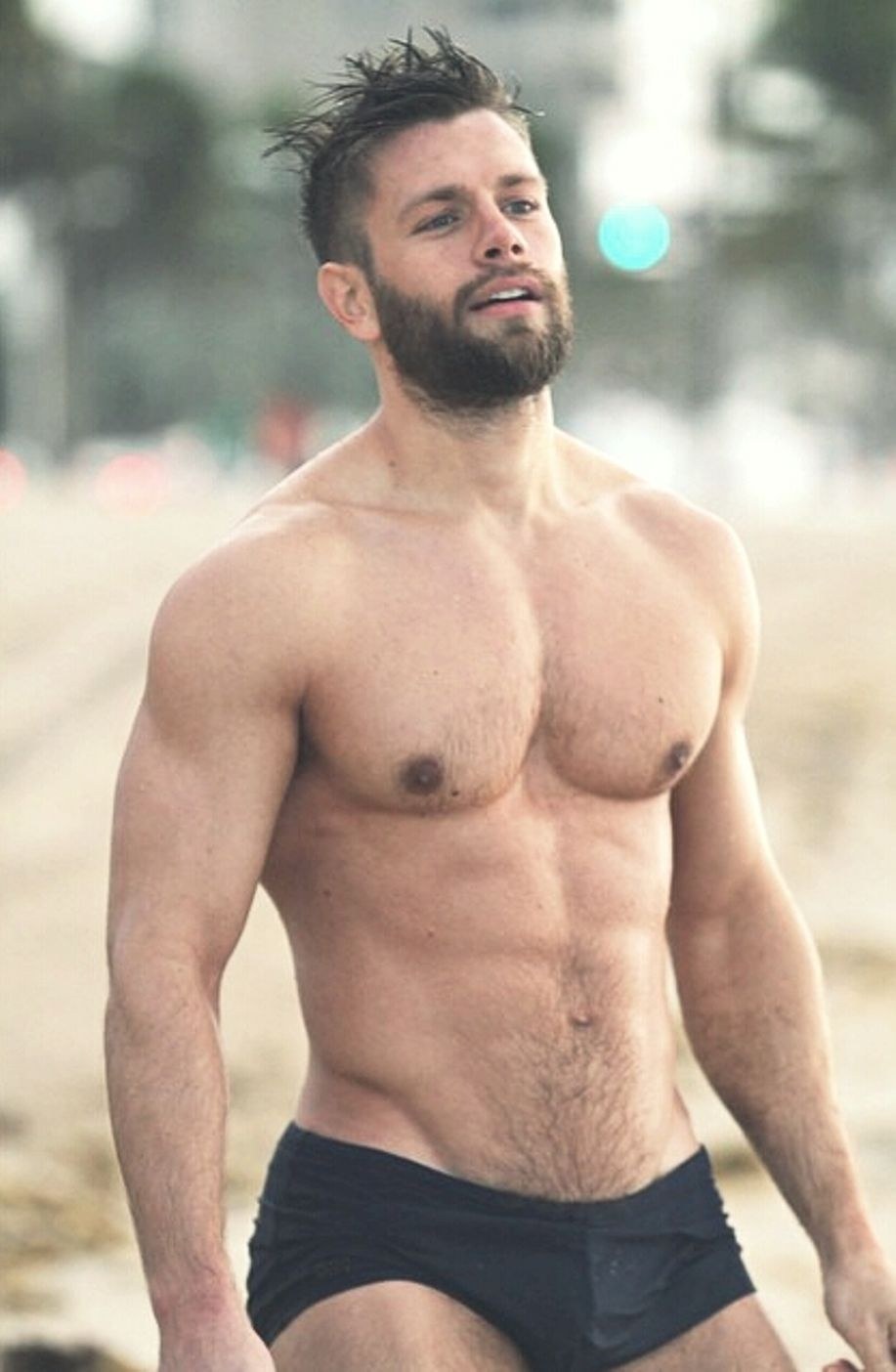 Homme percé avec des poils