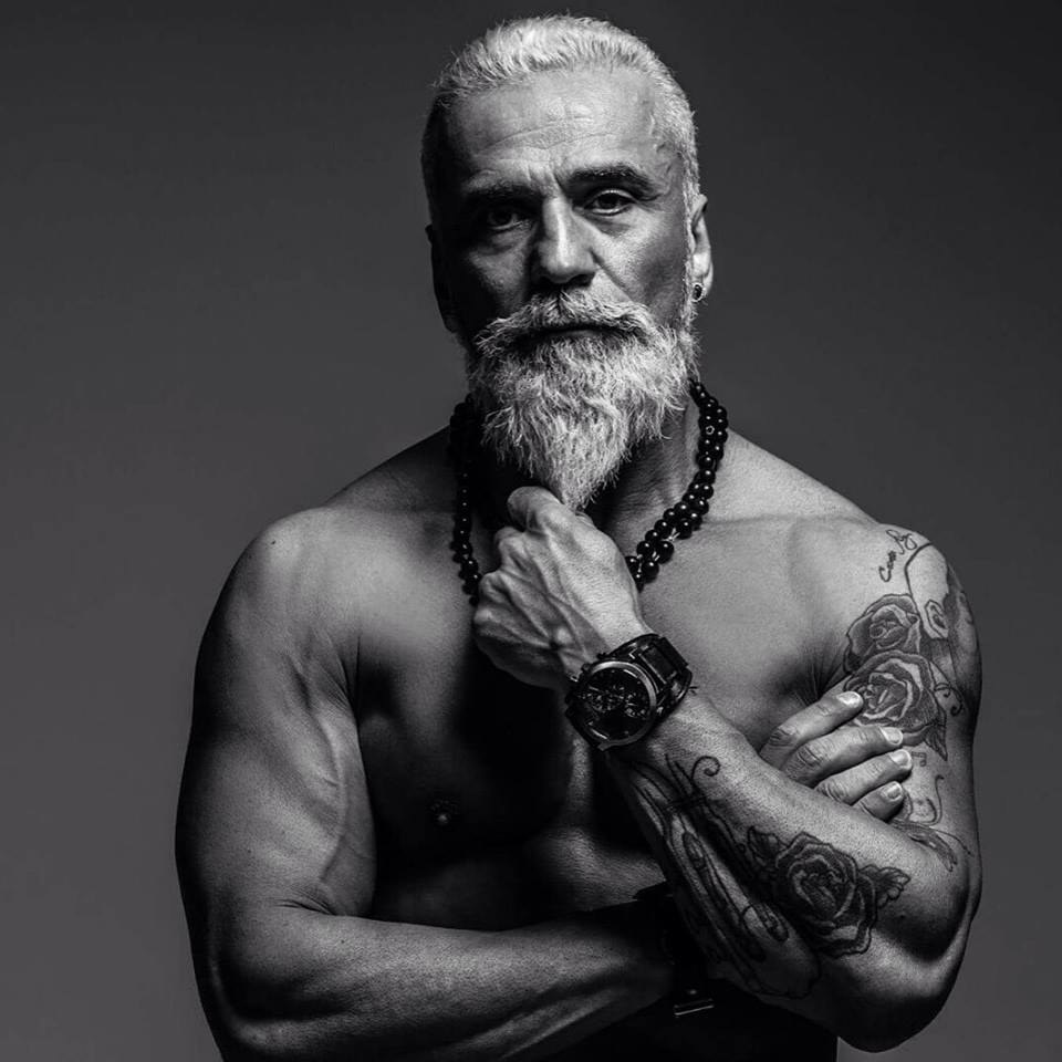 Homme gris brutal