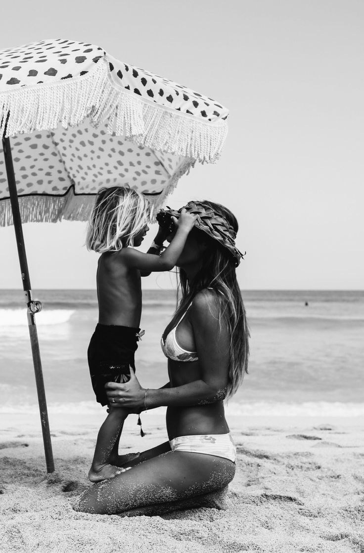 Maman et fille en mer