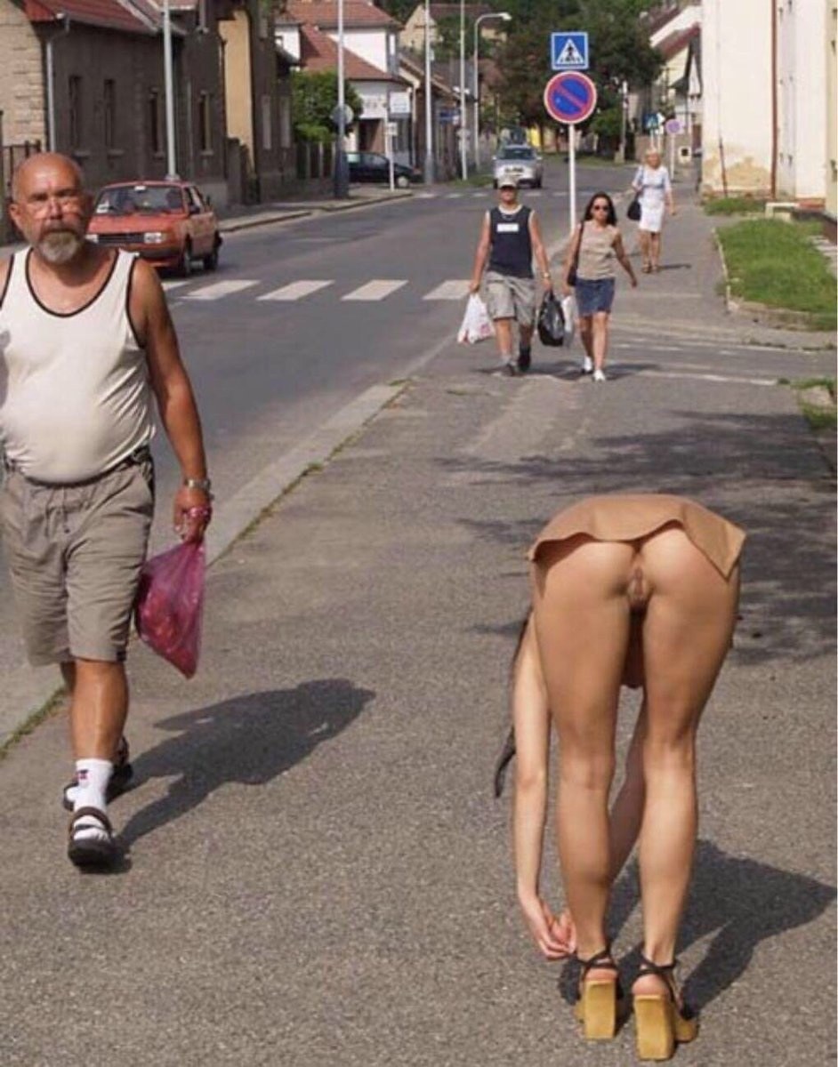 Filles sans culotte dans la rue